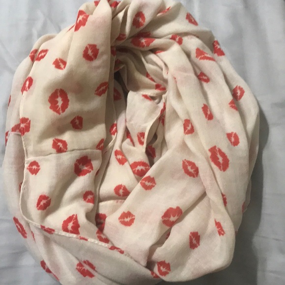 Lips infinity scarf - Picture 1 of 1